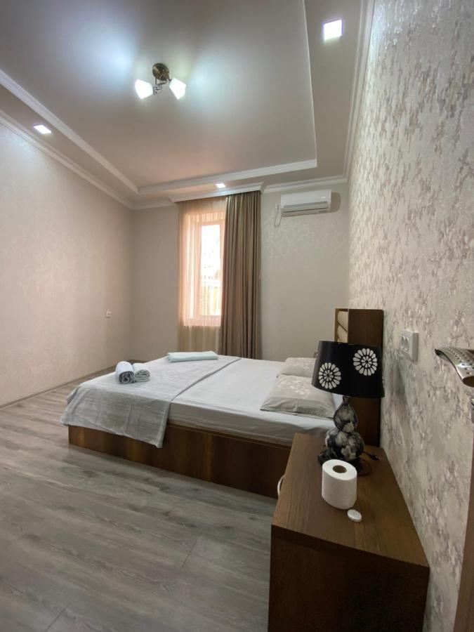 Onestep Hotel Кутаиси Екстериор снимка