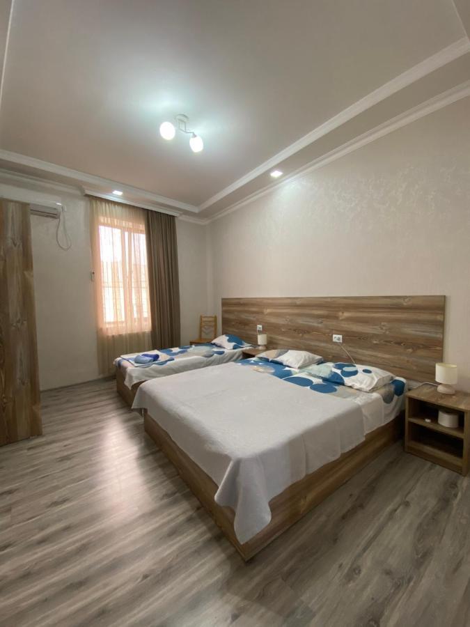 Onestep Hotel Кутаиси Екстериор снимка